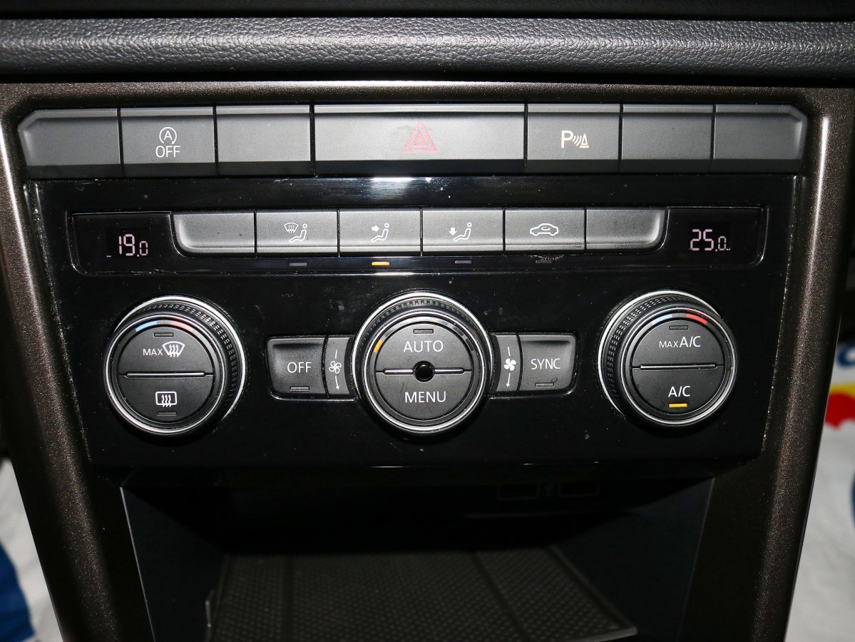 Foto Volkswagen T-Roc 13